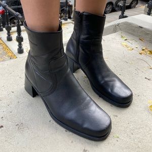 Naturalizer low calf zip booties size 9